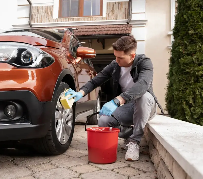 Lavage auto à domicile Monthou-sur-Bièvre : professionnel intervenant sur un véhicule